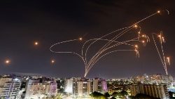 Le système anti-missile israélien intercepte les roquettes lancées sur l'État hébreu depuis la bande de Gaza, le 9 octobre 2023. 