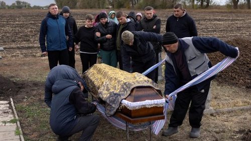 Pogrzeb Tetiany Kharbaki, jednej z ponad 50 ofiar rosyjskiego ataku na wieś Hroza, 9 października 2023 r.