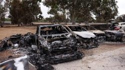 Spalone samochody w pobliżu miejsca, gdzie doszło do nagłego ataku Hamasu podczas festiwalu muzycznego