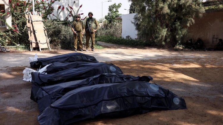 Die Leichname von Israelis, die von Hamas-Terroristen im Kibbuz Kfar Aza ermordet wurden, am Dienstag