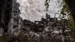Zniszczenia w Wuhłedarze w obwodzie donieckim niedaleko linii frontu, 10 października 2023 r.
