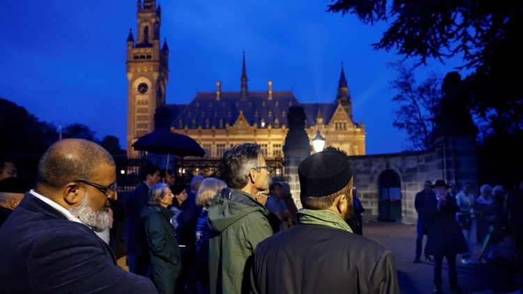 Tín đồ các tôn giáo cầu nguyện tại The Hague, Hà Lan, trước chiến cuộc giữa Israel và Hamas