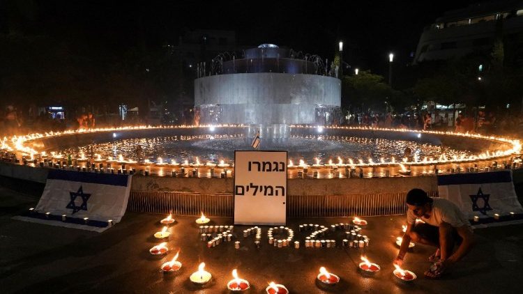 En Tel Aviv se encienden las antorchas para recordar a la víctimas de los ataques de Hamas