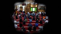 Muslime beim Freitagsgebet in einer Moschee in Berlin