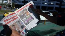 Un homme lit la presse au lendemain du second tour de l'élection présidentielle, le 16 octobre 2023.