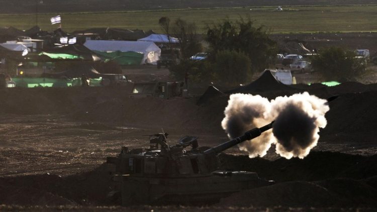 गजा में इजरायली रॉकेट हमले का दृश्य