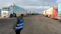 Caminhões transportando ajuda humanitária para os palestinos aguardam a reabertura da passagem de Rafah, no lado egípcio