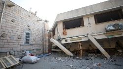 Il complesso della chiesa di San Porfirio colpito dai raid israeliani 