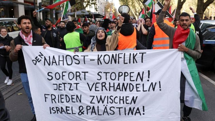 Angesichts des anhaltenden Konflikts zwischen Israel und der islamistischen Palästinensergruppe Hamas protestieren Demonstranten in Düsseldorf aus Solidarität mit den Palästinensern in Gaza.
