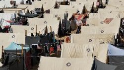 Palestinos se abrigam em um acampamento num centro administrado pelas Nações Unidas, em Khan Younis
