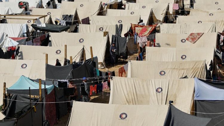 Palestinos se abrigam em um acampamento num centro administrado pelas Nações Unidas, em Khan Younis