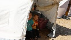 फ़िलिस्तीनी, खान यूनिस में संयुक्त राष्ट्र द्वारा संचालित केंद्र के एक तम्बू शिविर में 