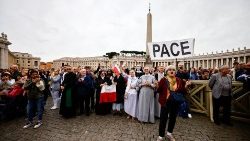 في أعقاب تلاوة التبشير الملائكي البابا يطلب من المؤمنين مواصلة الصلاة على نية السكان المتألمين بسبب الحروب