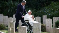 Papst Franziskus am 2. November 2023 auf dem Soldatenfriedhof der Alliierten in Rom
