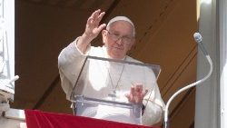 Ferenc pápa köszönti a zarándokokat a Szent Péter téren 