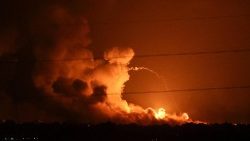 イスラエル南部側から見た、ガザ地区に上がる煙と炎　2023年11月5日