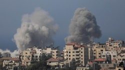 Incessantes bombardeios israelenses não dão trégua à população de Gaza (Reuters)