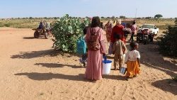 Las mujeres miran a la frontera con la esperanza de que sus familiares lleguen a Chad para escapar de la muerte