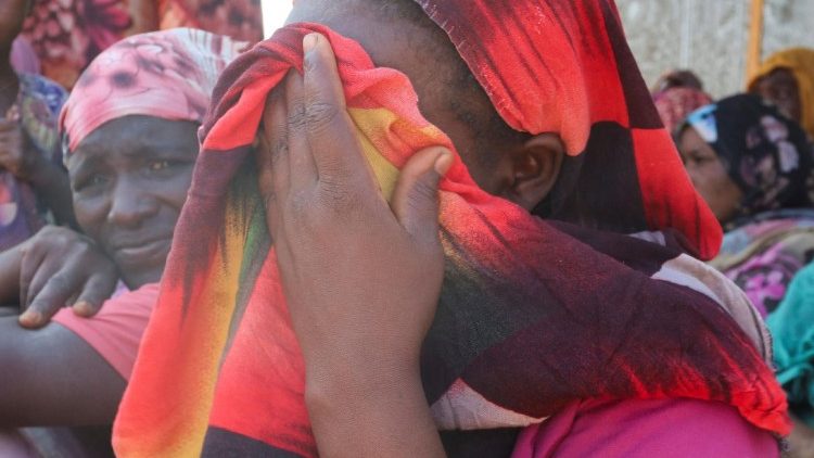 Une femme soudanaise réfugiée au Tchad apprend la mort de ses proches au Darfour-Occidental, à Al-Junina, le 7 novembre 2023.