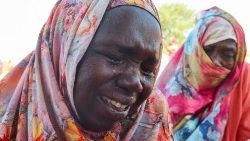 Mulheres de West Darfur choram após receberem a notícia da morte de seus parentes
