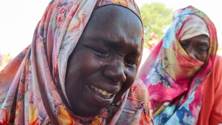 Mulheres de West Darfur choram após receberem a notícia da morte de seus parentes