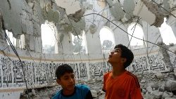 Деца гледат разрушенията след ракетните атаки на Израел