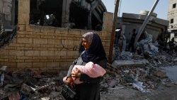 Uma mulher palestina entre os escombros