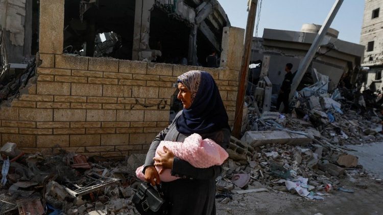 폭격으로 폐허가 된 건물 잔해 속의 팔레스타인 여성