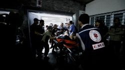 Gaza: persone assistite all'ospedale Shifa dopo una ennesima esplosione (Reuters)