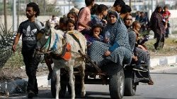 Palestinos que huyen del norte de Gaza se desplazan hacia el sur, en el centro de la Franja de Gaza