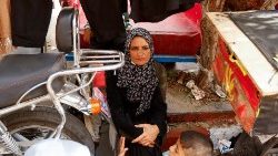 Il dramma degli sfollati a Gaza: madre palestinese con il figlio trovano rifugio nel complesso del Nasser Hospital 