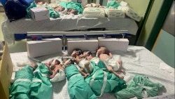 Algunos de los bebés prematuros ingresados en el hospital Al Shifa de Gaza