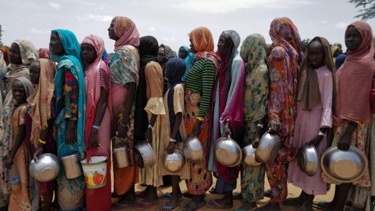 Donne in attesa di aiuti alimentari in un'area del Darfur