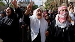 फिलीस्तीनी नागरिकों के अंतिम संस्कार में भाग लेते लोग