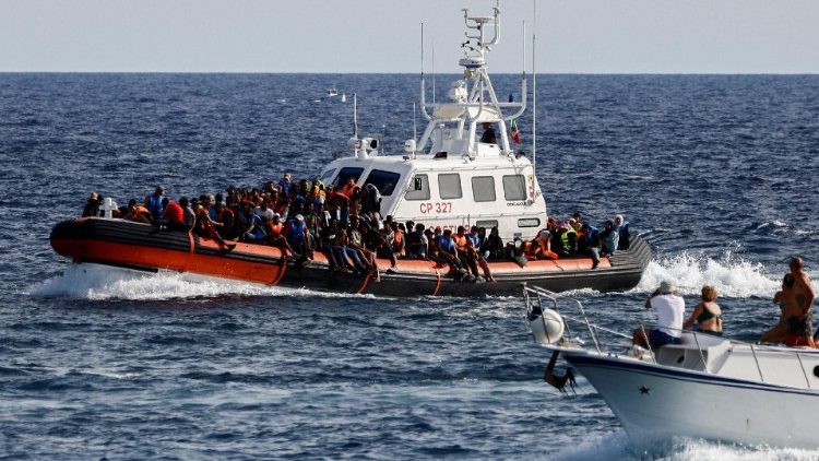 Ein Boot der italienischen Küstenwache am 15. November mit aus Seenot geretteten Migranten vor der Insel Lampedusa