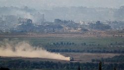 Un tank manœuvre près de Gaza, vu depuis le sud d'Israël, le 17 novembre 2023.
