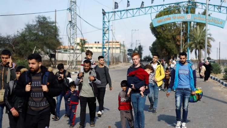 गजा से अपनी जान बचाने हेतु  भागते हुए फिलिस्तीनी