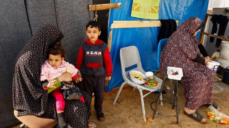 Enfants déplacés dans le camp de Khan Younès, sud de la bande de Gaza, le 20 novembre. 