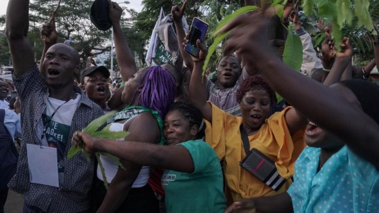Anhänger des neuen Präsidenten feiern in Monrovia den Wahlsieg