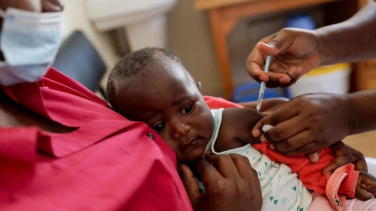 Eine Krankenschwester verabreicht einem Säugling im Lumumba-Krankenhaus in Kisumu den Anti-Malaria-Impfstoff