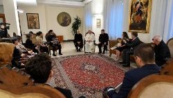 Ferenc pápa a Gázai-övezetben fogva tartott túszok rokonainak egy csoportjával