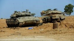 Carri armati israeliani nella Striscia di Gaza 