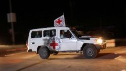 El vehículo de la Cruz Roja forma parte del convoy que lleva a los rehenes israelíes hasta el cruce fronterizo de Rafah