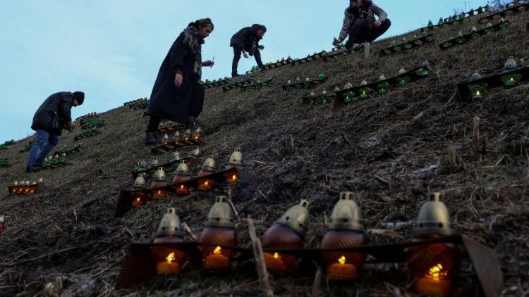 Pessoas acendem velas no complexo memorial às vítimas do Holodomor durante uma cerimônia que recorda a fome de 1932-33, na qual milhões morreram de fome, em Kiev, Ucrânia, em 25 de novembro de 2023. REUTERS/Sofia Gatilova