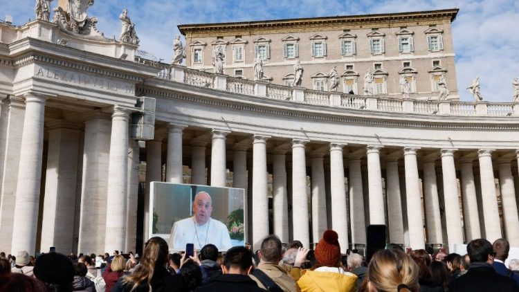Okupljeni vjernici na Trgu sv. Petra pratili su Papino obraćanje putem video ekrana