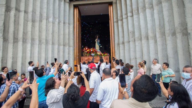 La gente lleva una estatua de la Virgen María, durante una procesión en el perímetro de la Catedral Metropolitana. 