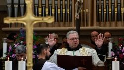 Der Kustos des Heiligen Landes, der italienische Franziskanerpater Francesco Patton, am 2.12.2023 in der Geburtskirche in Bethlehem
