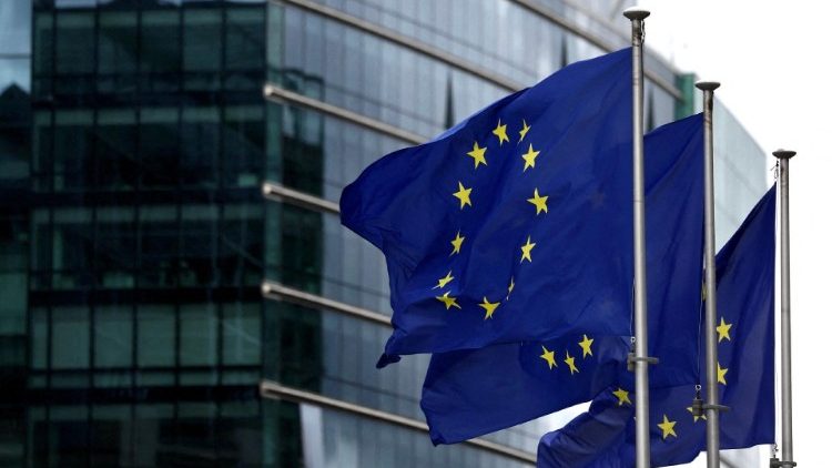 EU-Flaggen vor der Zentrale der Europäischen Kommission in Brüssel
