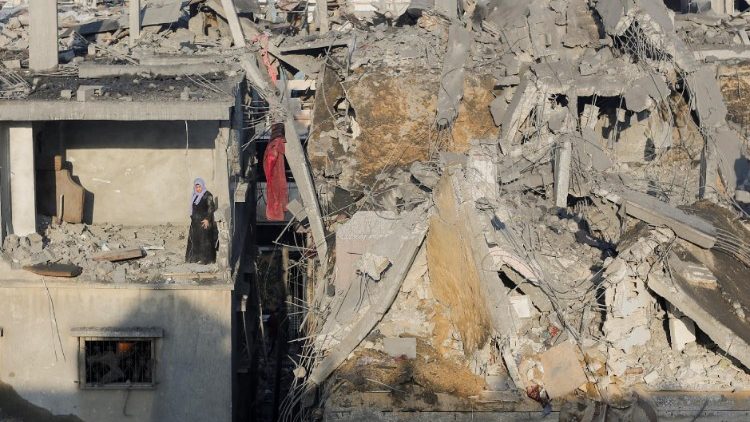 칸 유니스 공습으로 무너진 건물 가운데에 있는 팔레스타인 주민 