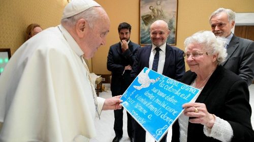La hermana del padre Hamel saluda al Papa con un don de paz y el testimonio del perdón
